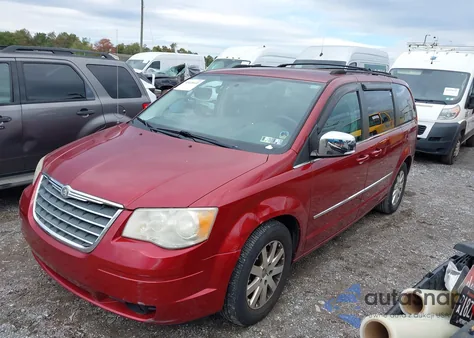 2010 Chrysler Town & Country Touring Plus z USA, uszkodzony, nr VIN 2A4RR8DX2AR416748